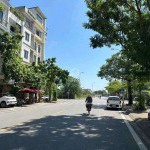 Cần bán 60m2 nhà 6 tầng mặt phố Phạm Khắc Quảng, Giang Biên. Đường rộng 25m, nhà toàn đồ gỗ