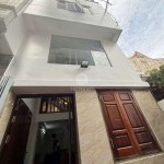 Cần bán 30m2 nhà 4 tầng cách 30m ra mặt phố Giang Biên. Đường trước nhà rộng 2,5m, sau nhà có khe thoáng